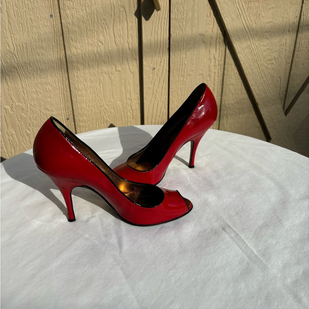 D&G Womens red patent leather peep toe classic pumps